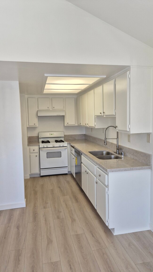 Kitchen - 15810 Normandie Ave