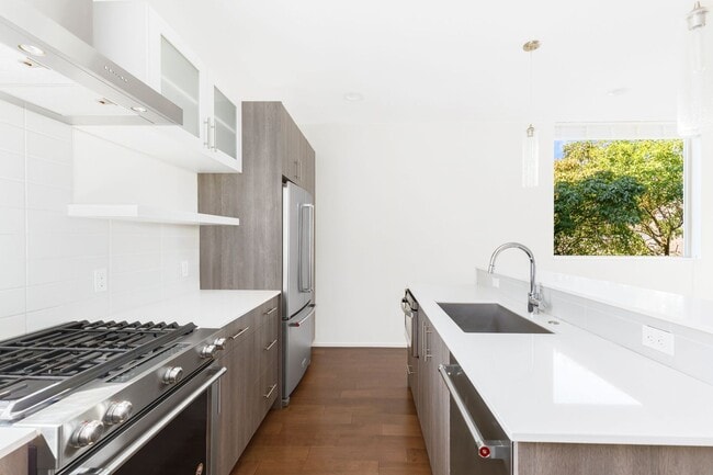 Building Photo - 2 Bedroom 2 Bath Townhome with Rooftop Deck in Crown Hill