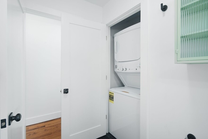 Building Photo - 724 Dickinson St