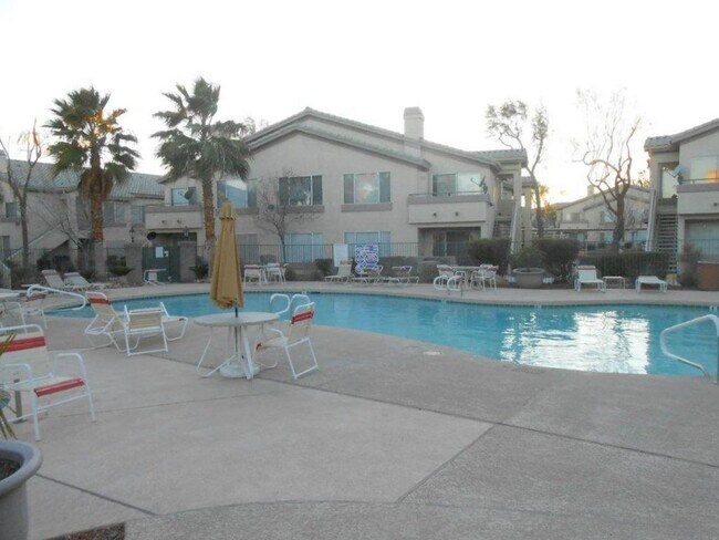 Building Photo - Spacious 2 Bedroom Condo in Gated Community