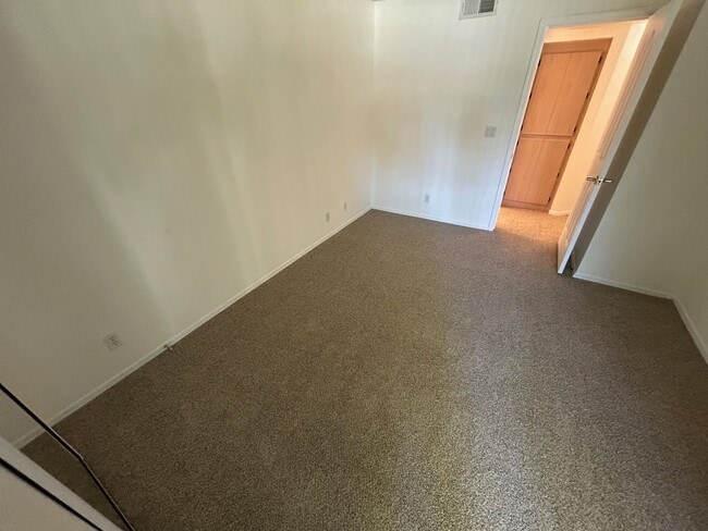 Building Photo - EXCELLANT ONE BEDROOM AND ONE BATHOOM SPRI...