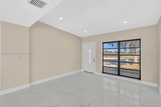 Building Photo - 1600 SW 9th St