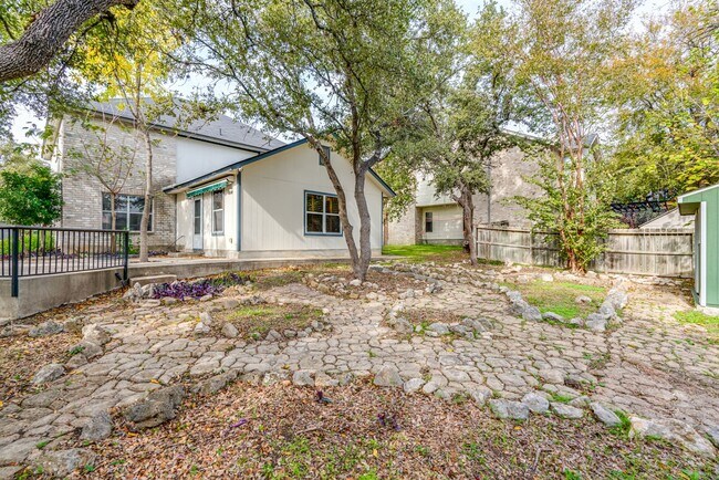 Building Photo - Recently Rehabbed Spacious Two Story in Convenient and Popular Huntington Place