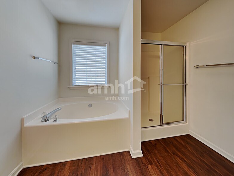 Building Photo - 1843 Longmont Dr