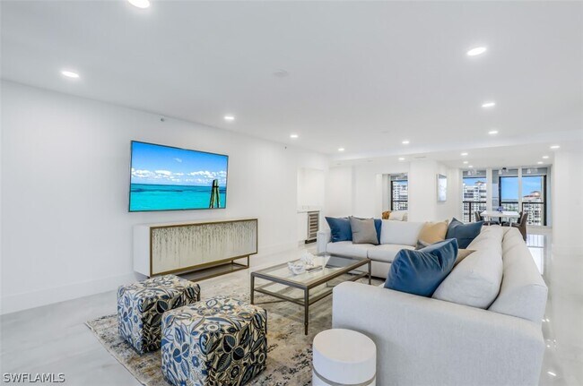 Building Photo - 8171 Bay Colony Dr