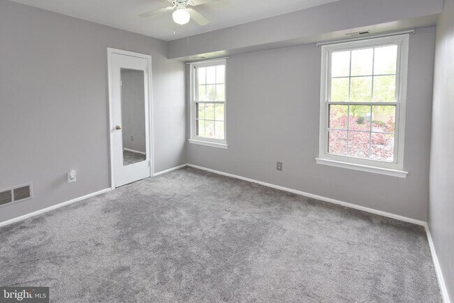 Building Photo - 10 Sumac Ct