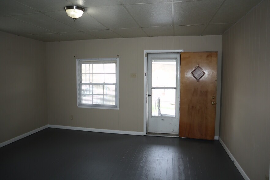 Building Photo - 823 Crest Ave