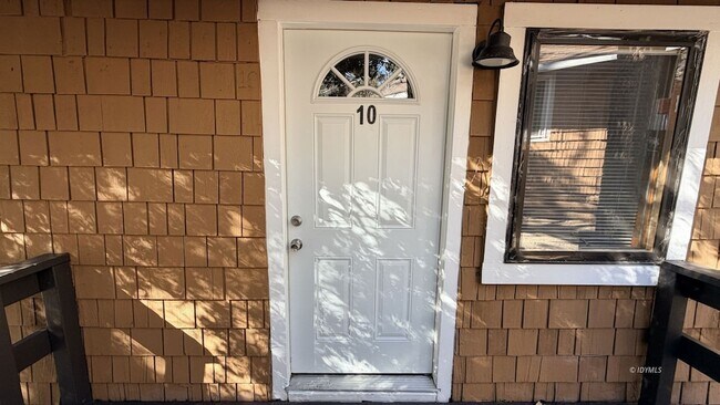 Building Photo - 25065 Laurel Trail