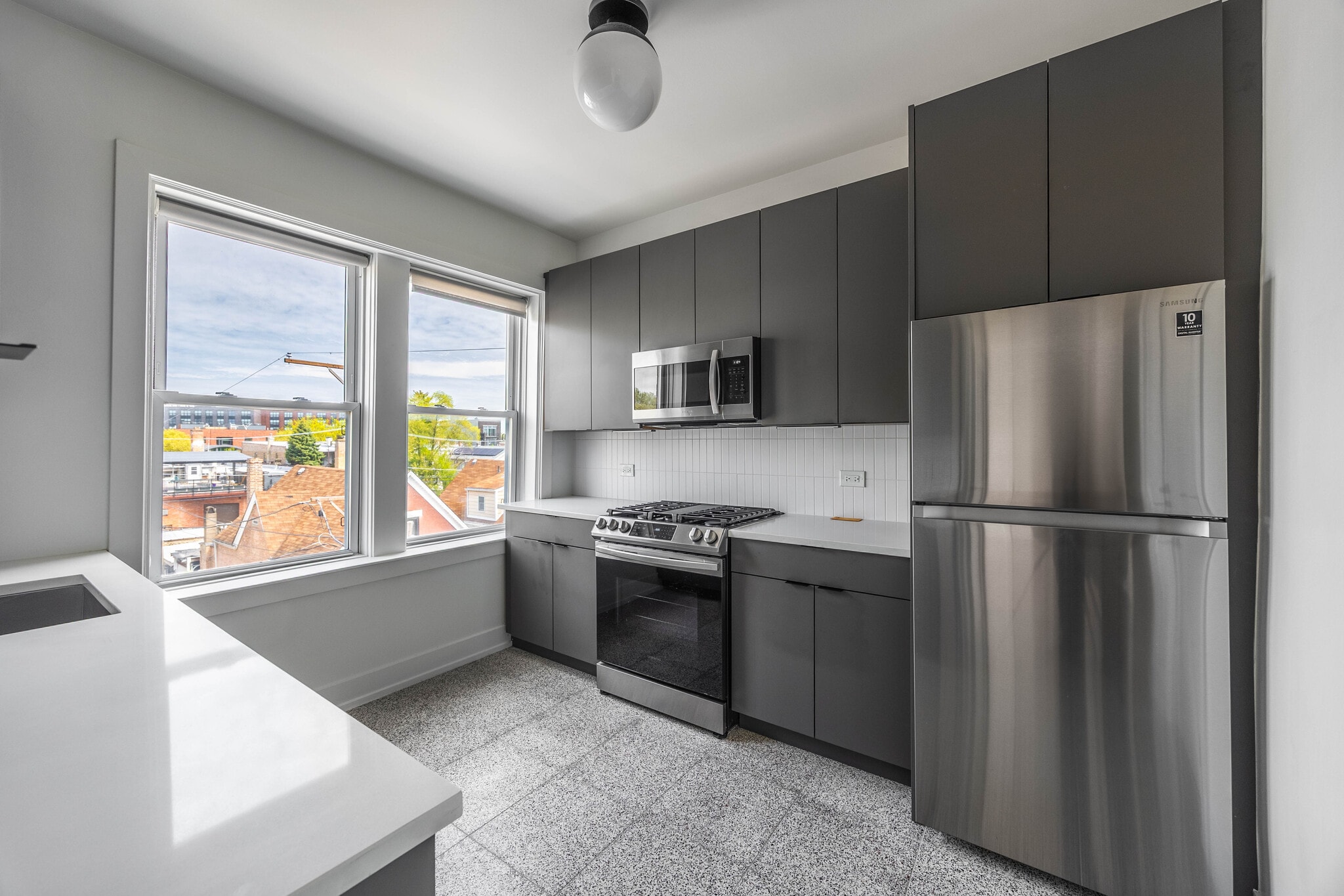 Building Photo - 3051 W Medill Ave