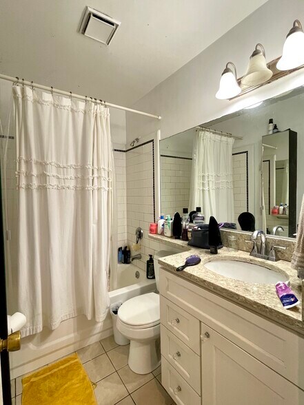 Building Photo - 33 Hanson St