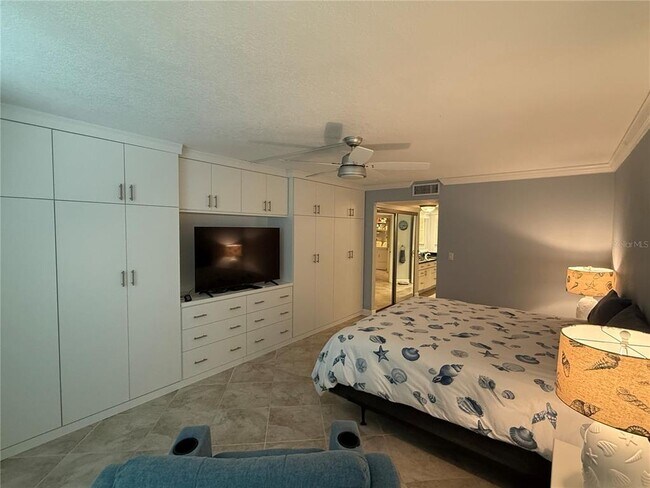 Building Photo - 910 Pinellas Bayway S