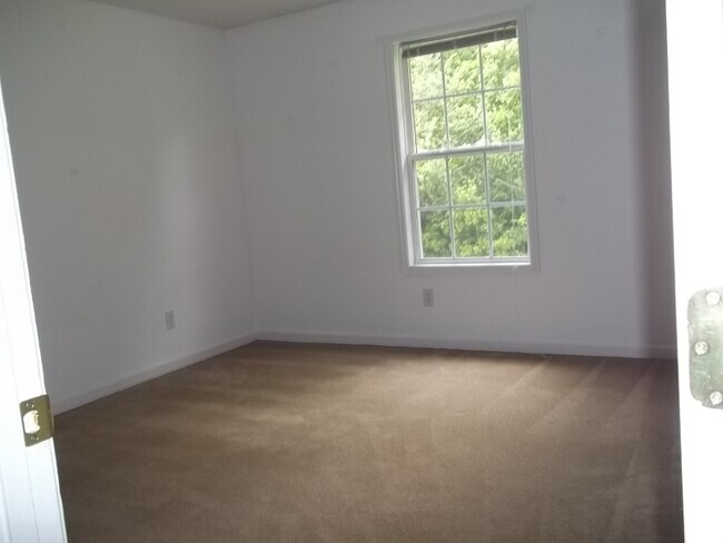 Building Photo - Home close to beach and bases.