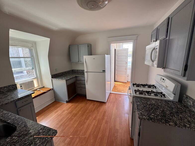 Kitchen looking into Sunroom - 1333 W Foster Ave