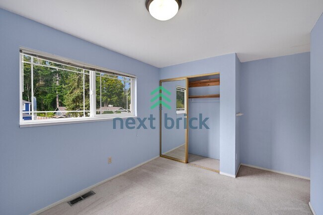 Building Photo - Spacious 4-Bedroom Retreat with 3 Full Baths in the Heart of Redmond – 2,490 Sq Ft of Comfort!