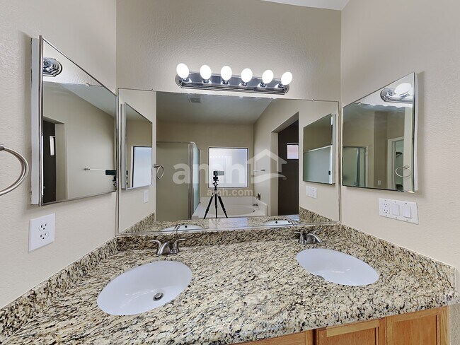 Building Photo - 8746 W Cherry Hills Dr