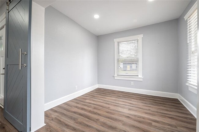 Building Photo - 1202 E Giddens Ave