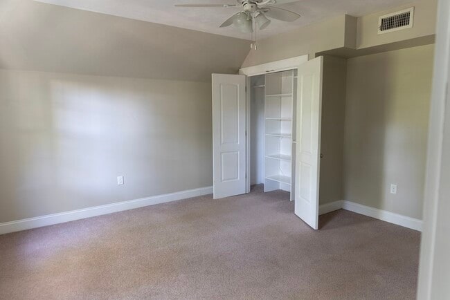 Building Photo - 198 School St