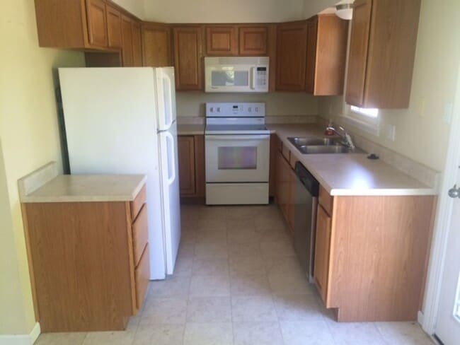 Building Photo - 3 Bed 2 Bath Home