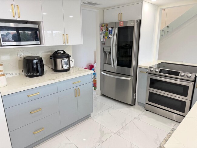 Building Photo - 1271 SW 124th Ct