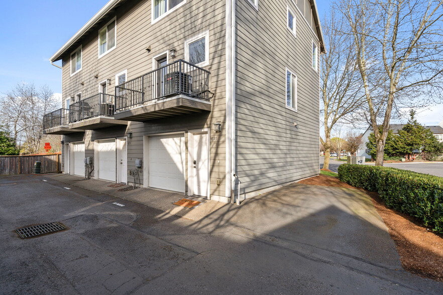 Building Photo - 895 SW 170th Ave