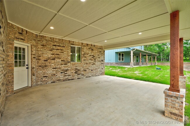 Building Photo - 6961 River Oak Dr