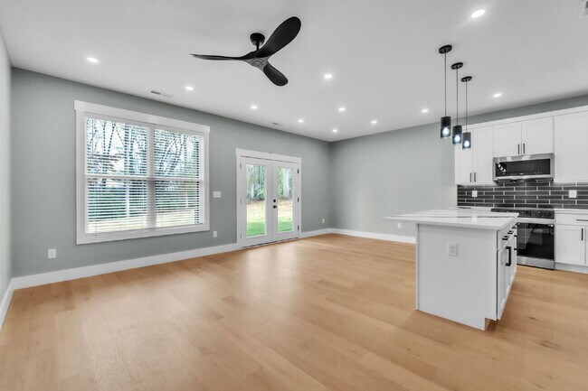 Building Photo - Updated 3-Bedroom, 2.5-Bathroom Townhome Gem in Landrum