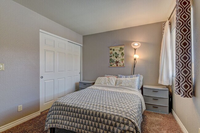 Building Photo - Beautiful condo at a great price!