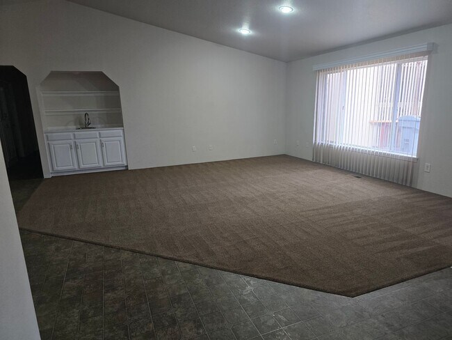 Building Photo - MM2240-1