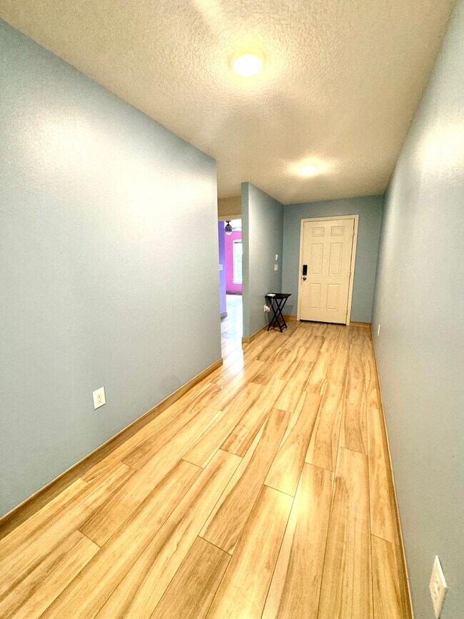 Building Photo - Beautiful 4-Bed, 2-Bath Home in a Prime Location!