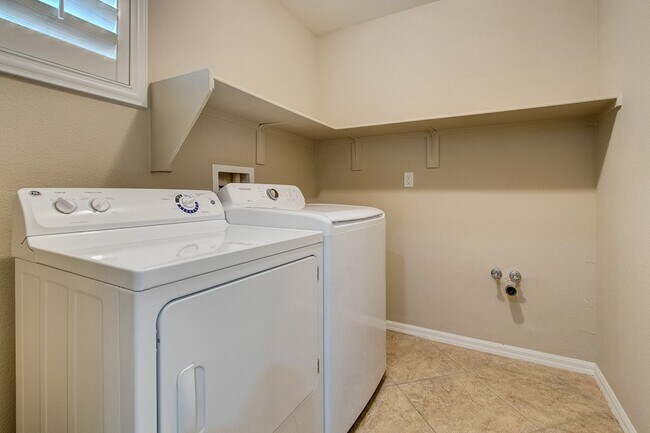 Building Photo - Summerlin Home with downstairs Bed/Bath & Large Patio with Courtyard!