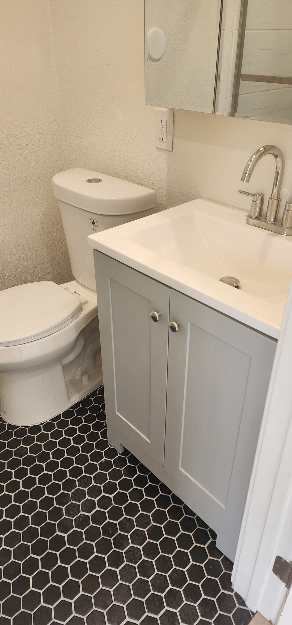 Building Photo - 950 N Kingsley Dr