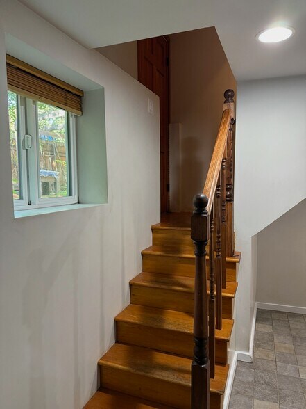 Building Photo - 634 NE 28th Ave