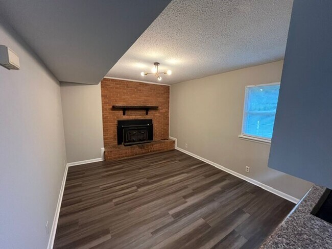 Building Photo - Stunning Newly Remodeled 4BR/2BA Home in Huntsville – Pet Friendly!