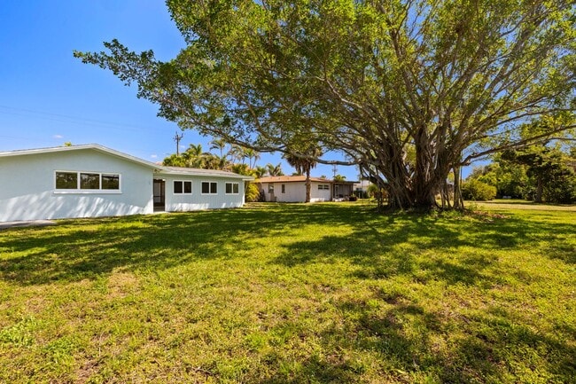 Building Photo - Completely Refurbished 3 Bedroom 2 bath with Florida Room Large backyard