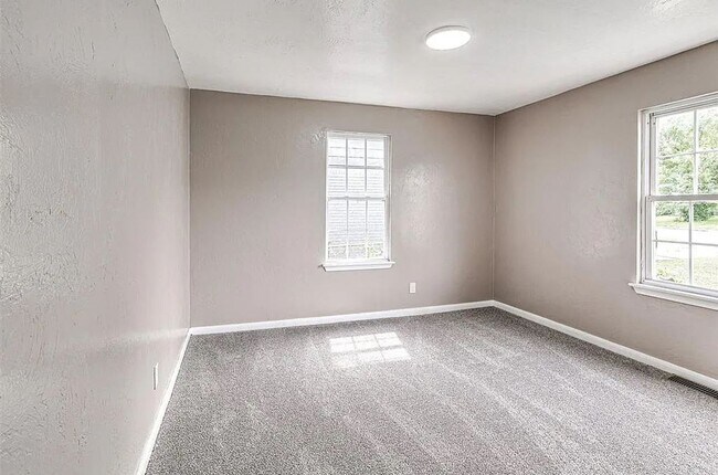 Building Photo - 3-Bedroom Available!