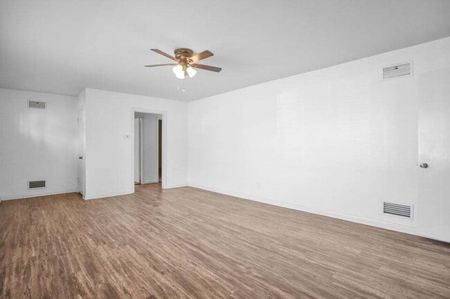 Building Photo - 3/1/1 close to medical and Texas Tech. Neutral colors.. Updated bath