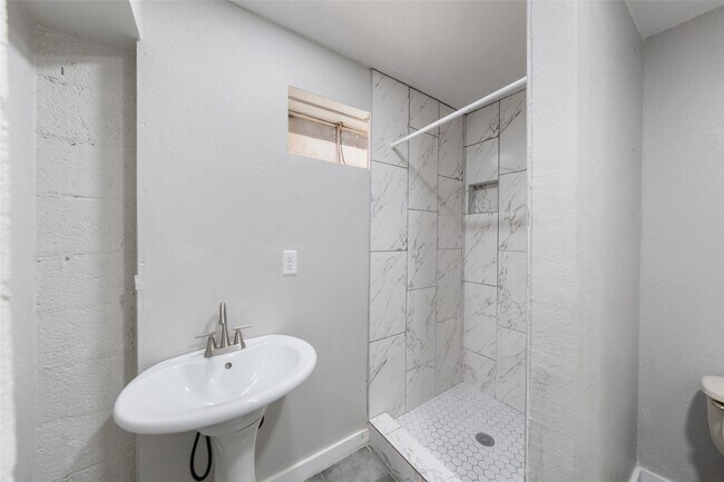 Building Photo - 213 Caplin St