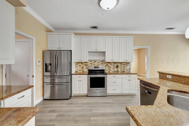 Building Photo - 2426 SE Betty Rd