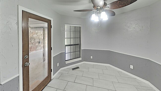 Building Photo - 3 Bedroom 2 Bath Home Conveniently Located in Moore