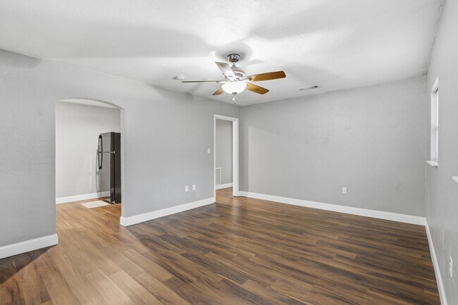 Building Photo - Beautiful, renovated 3 bedroom 1 bath home