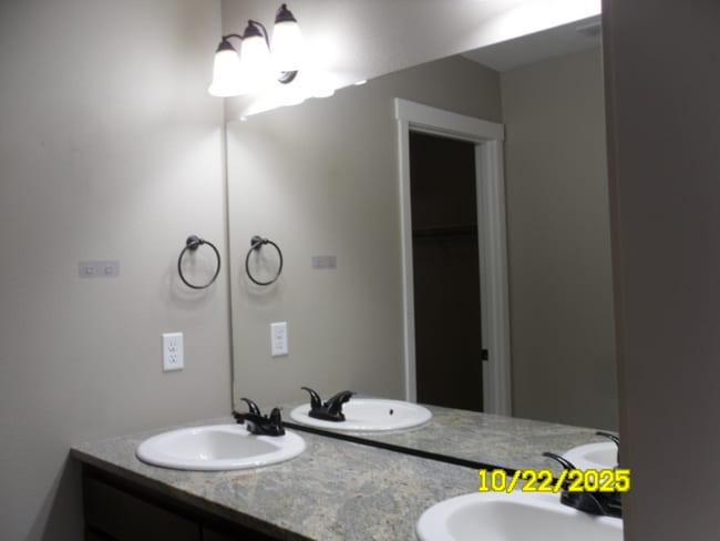 Building Photo - 4300 NE 34th Cir