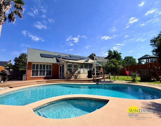 Building Photo - Stunning 5 Bedroom Home in Mary Esther with Beach Access, Pool and Solar Panels!