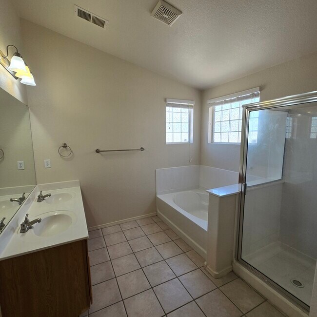 Building Photo - 669 Sunny Meadows Dr