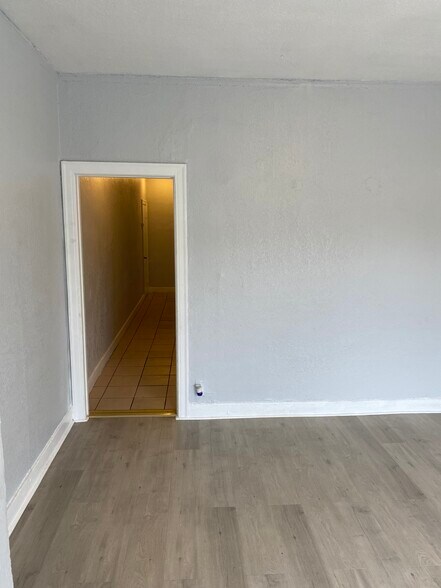 Building Photo - 813 W 43rd St
