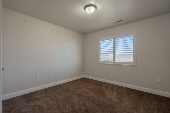 Building Photo - 3 bed 2 bath home with fully-fenced yard