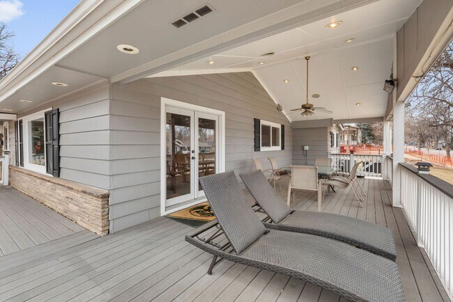 Building Photo - Style Meets Location 3 Bedroom 3 Bathroom Single Family Home - Must See