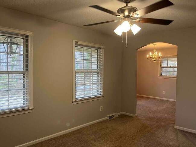 Building Photo - Caroline St. - 3BR / 2BA