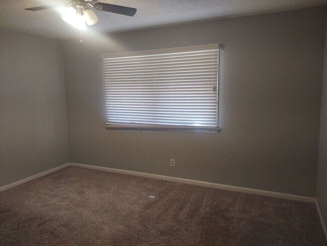 Building Photo - Large 2 bedroom 2 bathroom house with 1 ca...