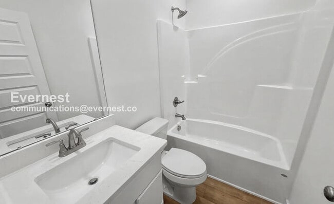 Building Photo - 3 Bed/3 Bath Townhome with Off-Street Parking / Pet-Friendly / Vouchers Accepted / Available Now!