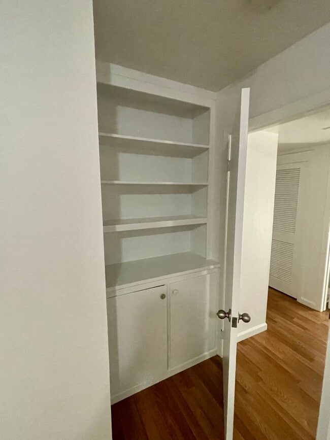Building Photo - Gorgeous 3 bed 2 bath! (Please read entire ad before showing)